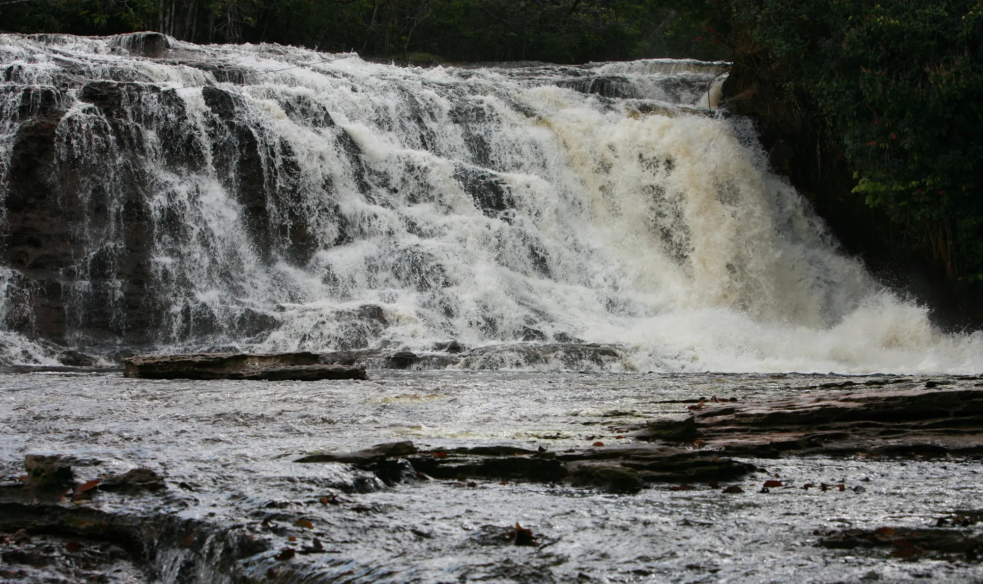 Cachoeira de Iracema, em Presidente Figueiredo, com água descendo em degraus de pedra entre a mata